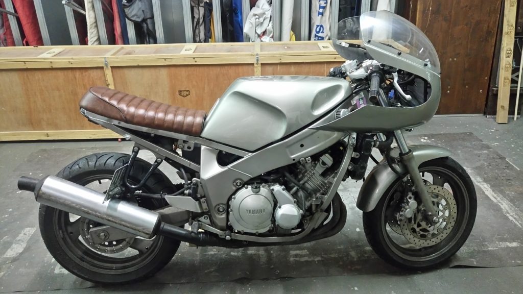 Trasformazione in Cafè Racer di una FZR600 del 1992